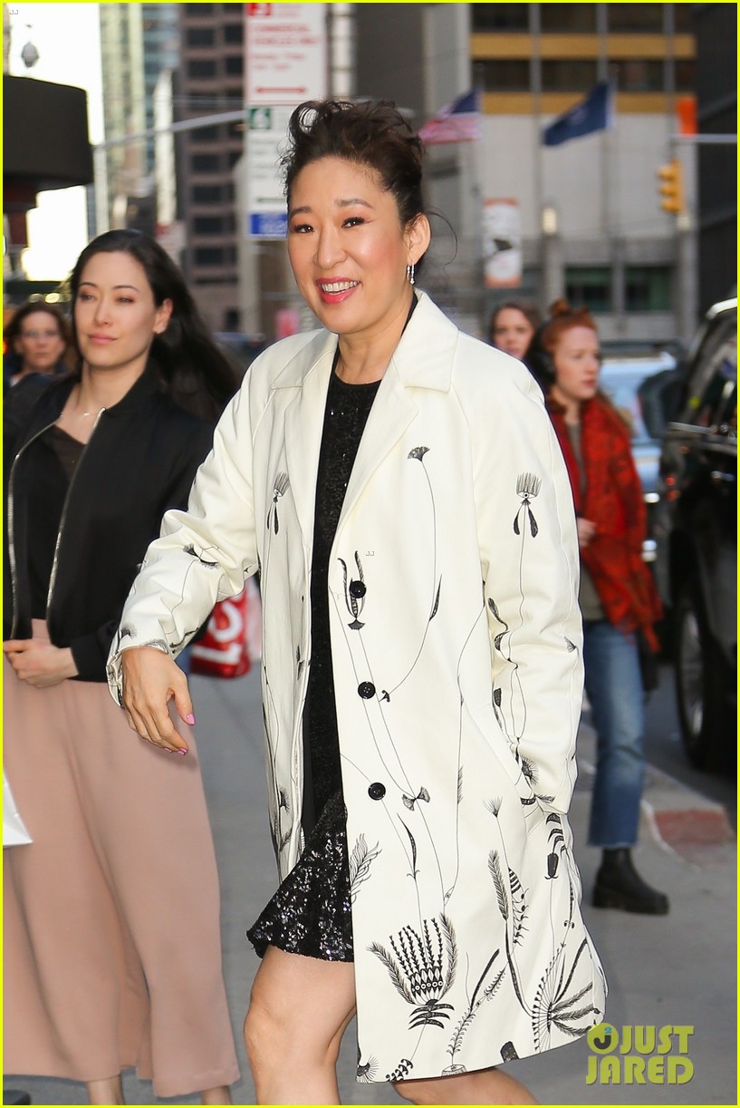 sandra oh reveals she burst out crying after meeting her hero yoko ono 054267996