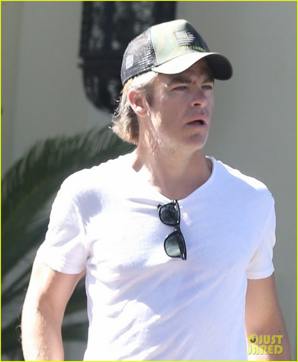 chris pine practices his tennis skills in hollywood 014270245