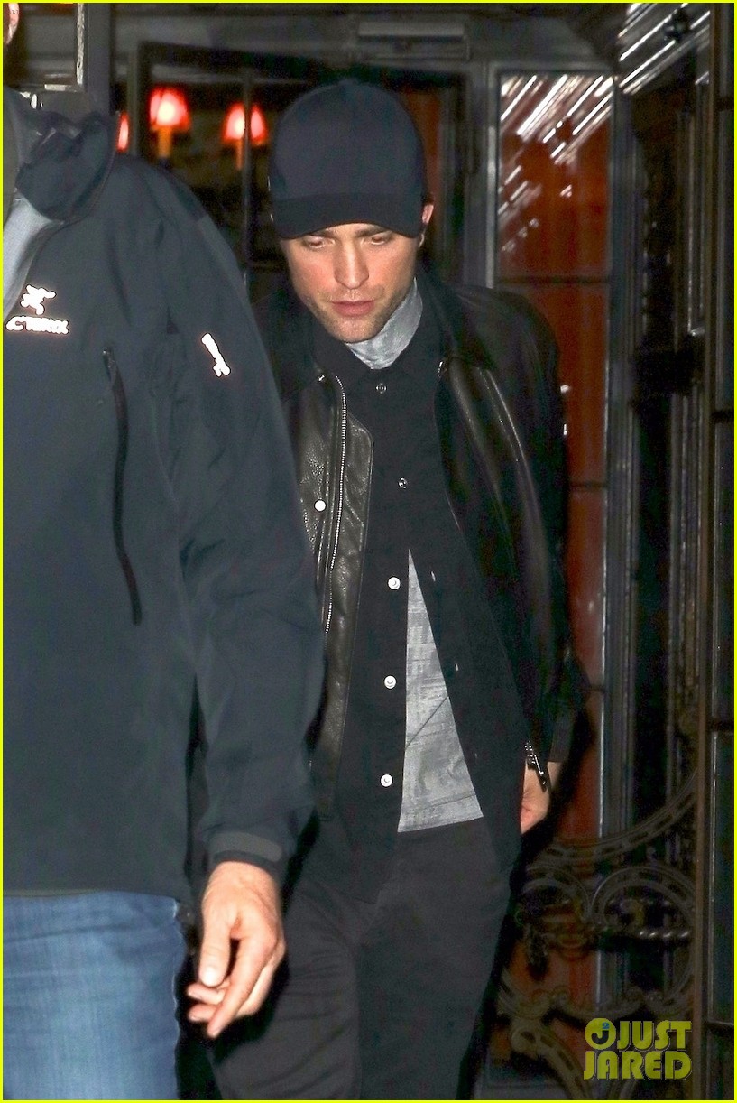 robert pattinson checks out of his hotel in nyc 044268463