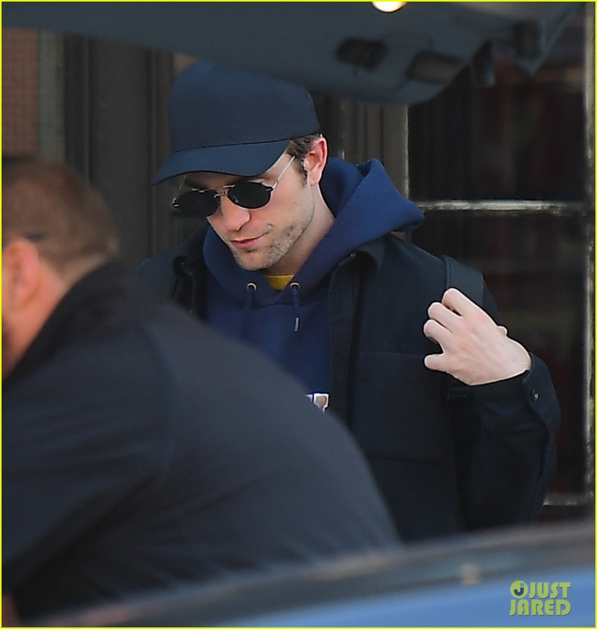 robert pattinson checks out of his hotel in nyc 054268464