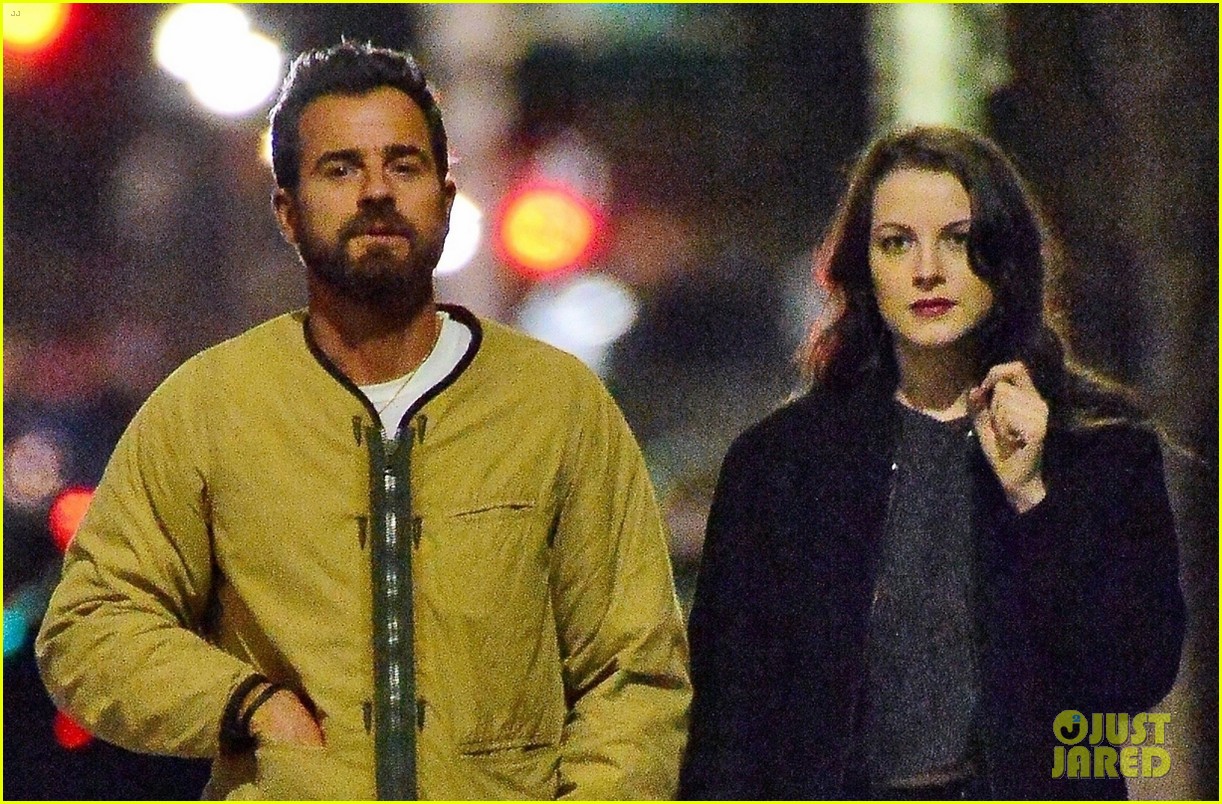 justin theroux gets cozy with female acquaintance after dinner 04