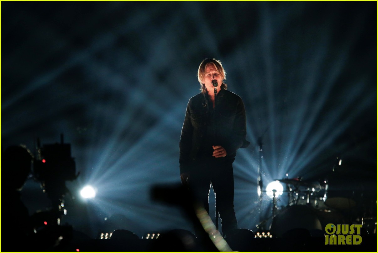 keith urban gives powerful performance burden at acm awards 054269076