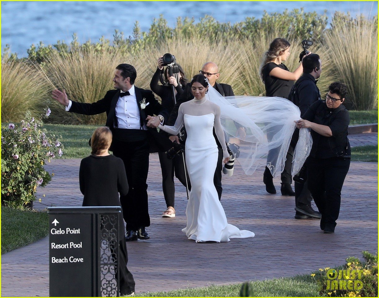 Val Chmerkovskiy Marries Jenna Johnson in Romantic Oceanfront Ceremony(01)