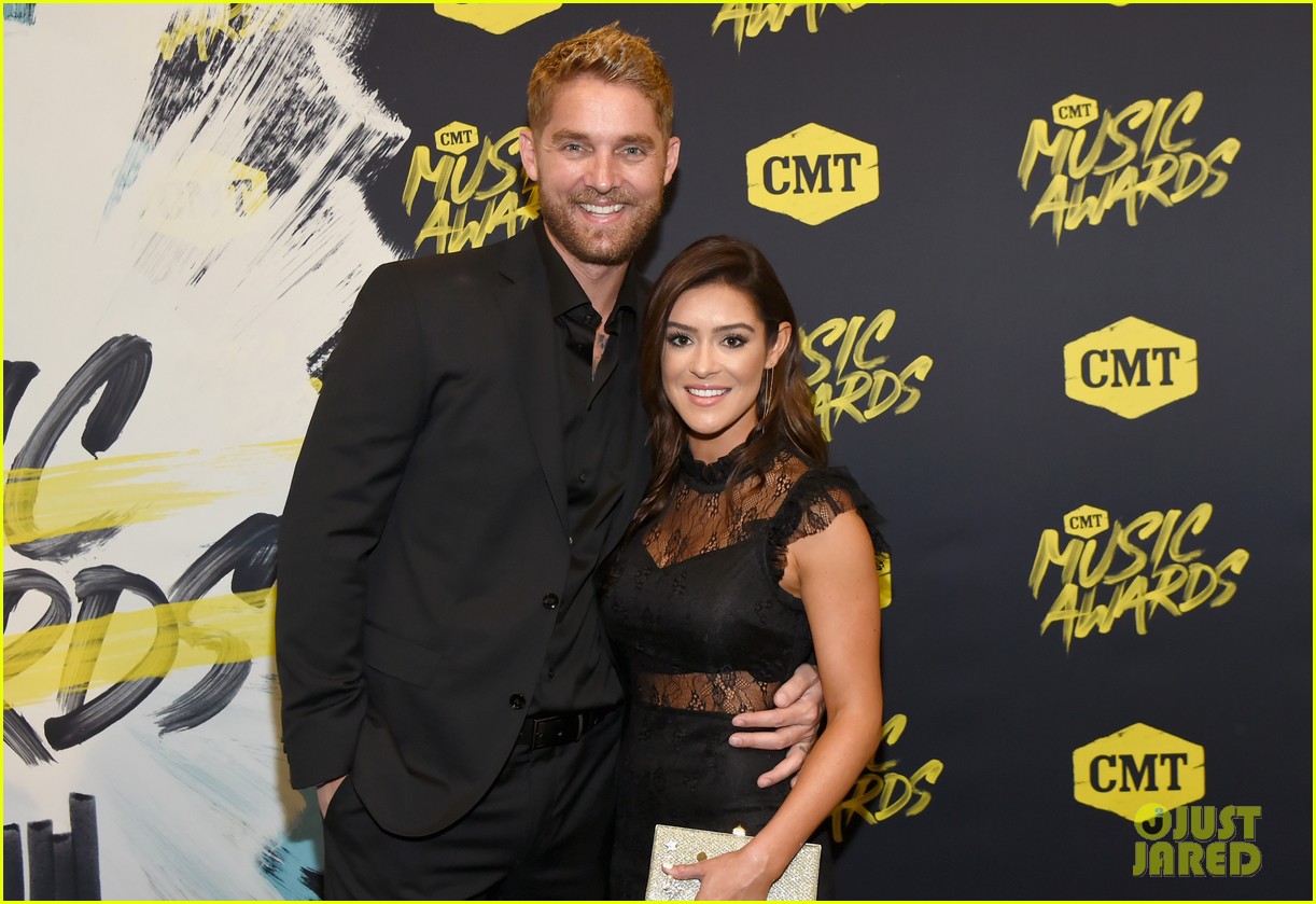 brett young wife taylor is pregnant 03