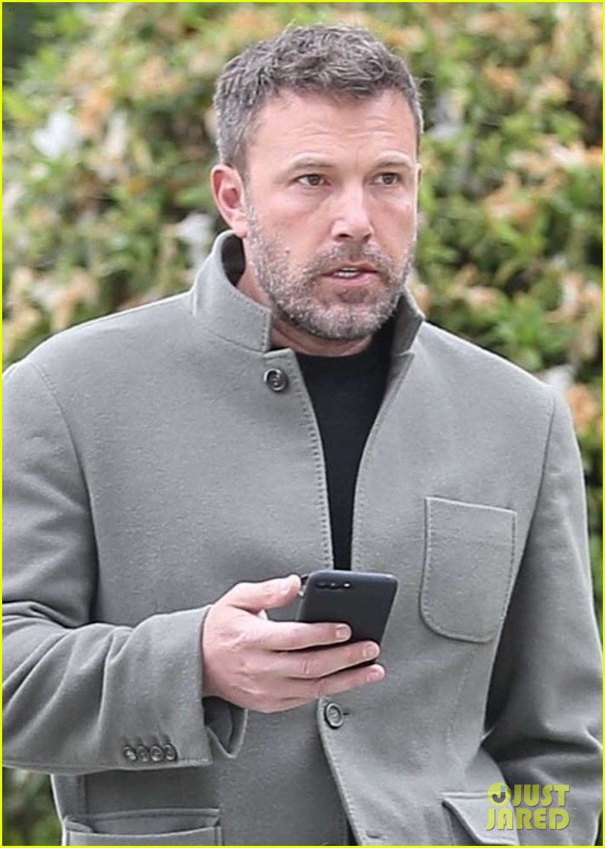 Ben Affleck Picks Up His Daily Iced Coffee in Santa Monica Photo