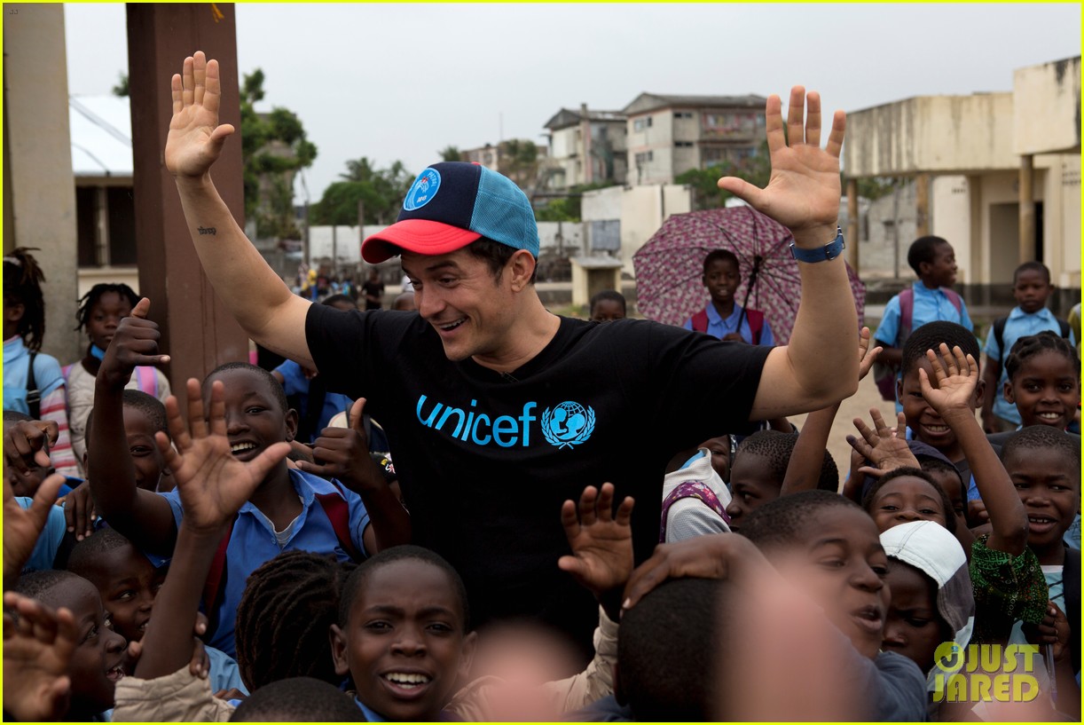 orlando bloom visits children displaced by cyclone idai in mozambique 084301299