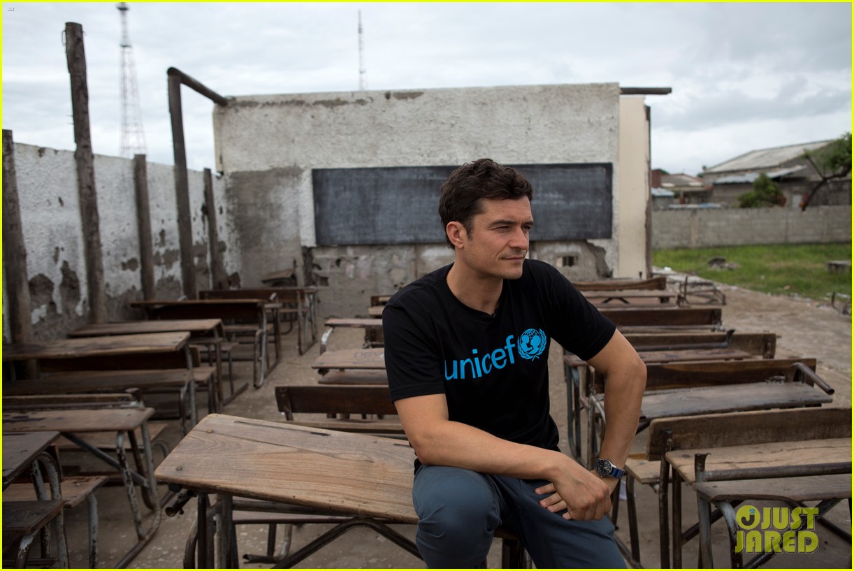 orlando bloom visits children displaced by cyclone idai in mozambique 13