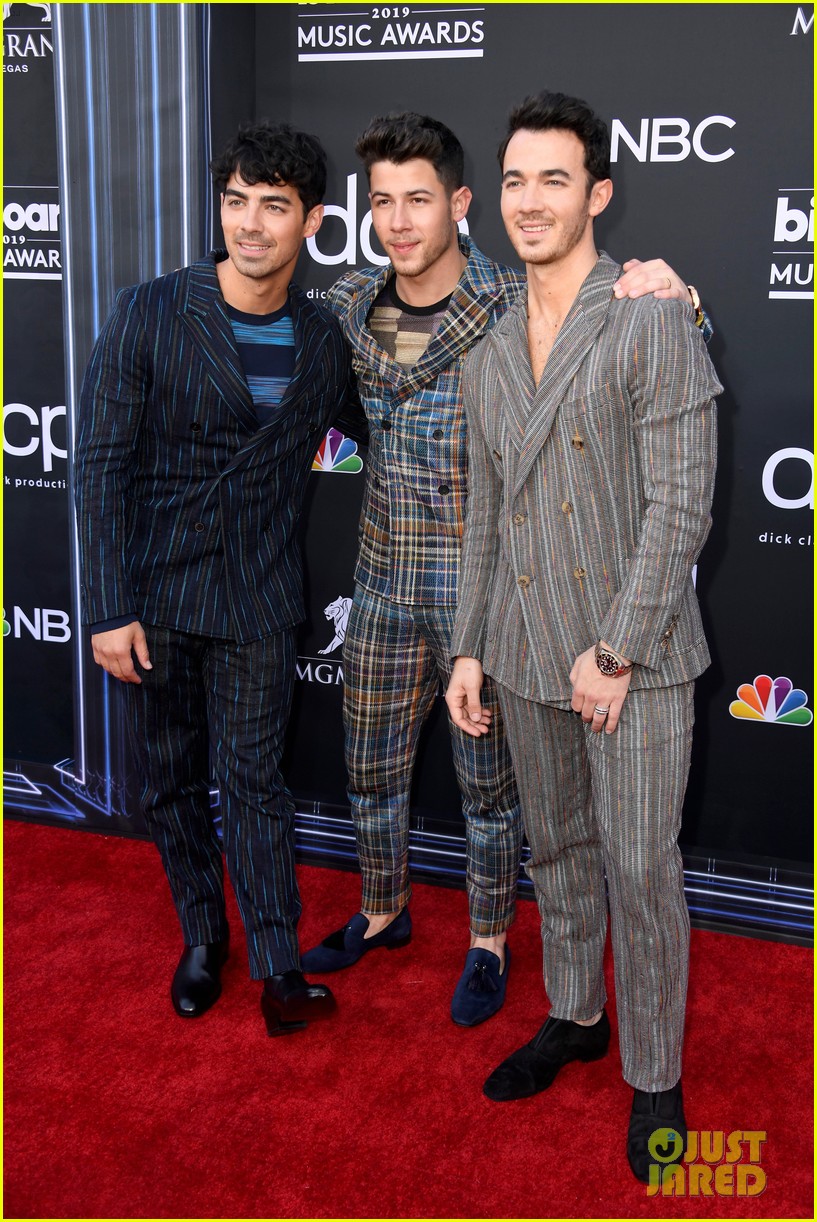 jonas brothers suit up for billboard music awards 084280732