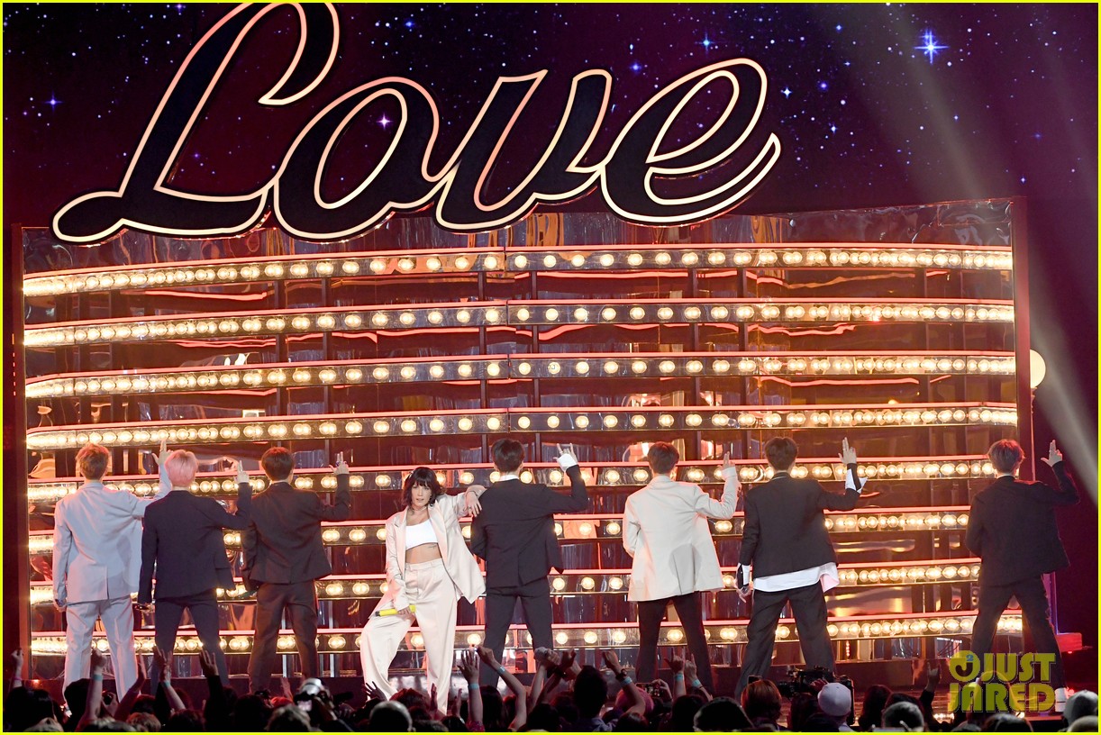 BTS & Halsey Perform 'Boy With Luv' at Billboard Music Awards 2019