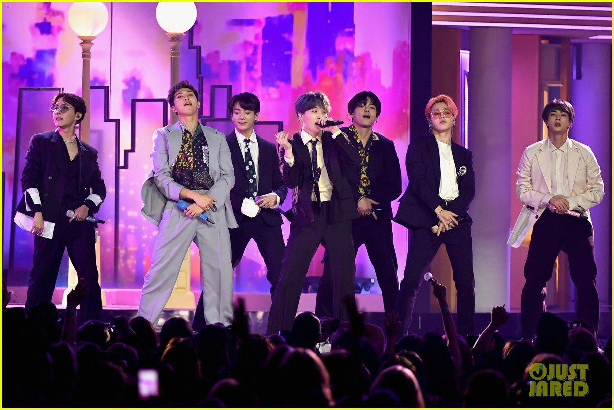 BTS & Halsey Perform 'Boy With Luv' at Billboard Music Awards 2019