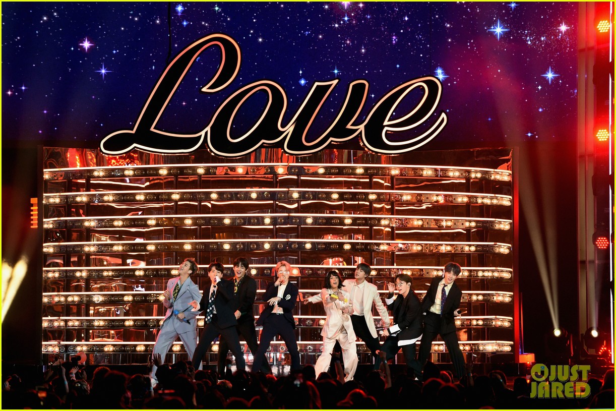 BTS & Halsey Perform 'Boy With Luv' at Billboard Music Awards 2019