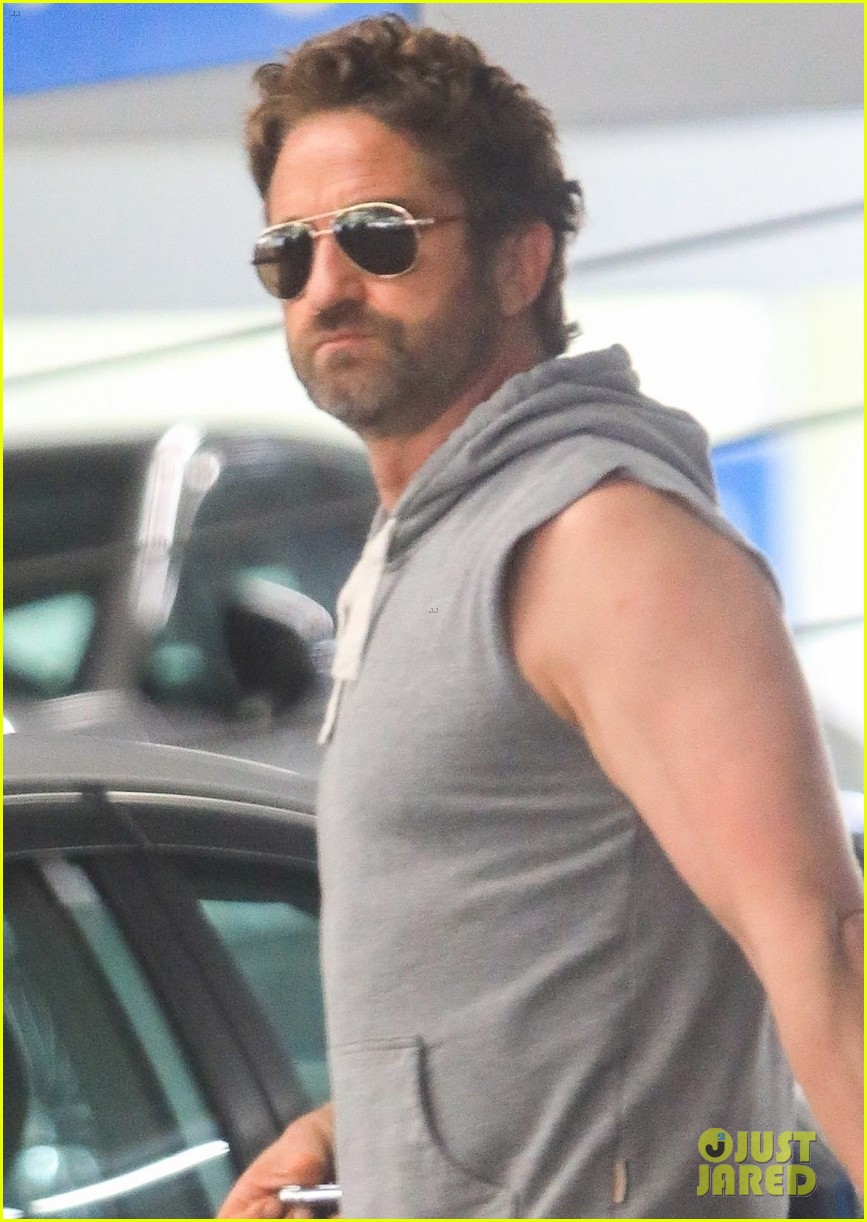 gerard butler bares his biceps during afternoon outing 02