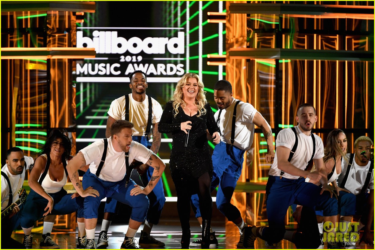 Kelly Clarkson Sings a Medley of Other Artists' Songs for BBMAs 2019
