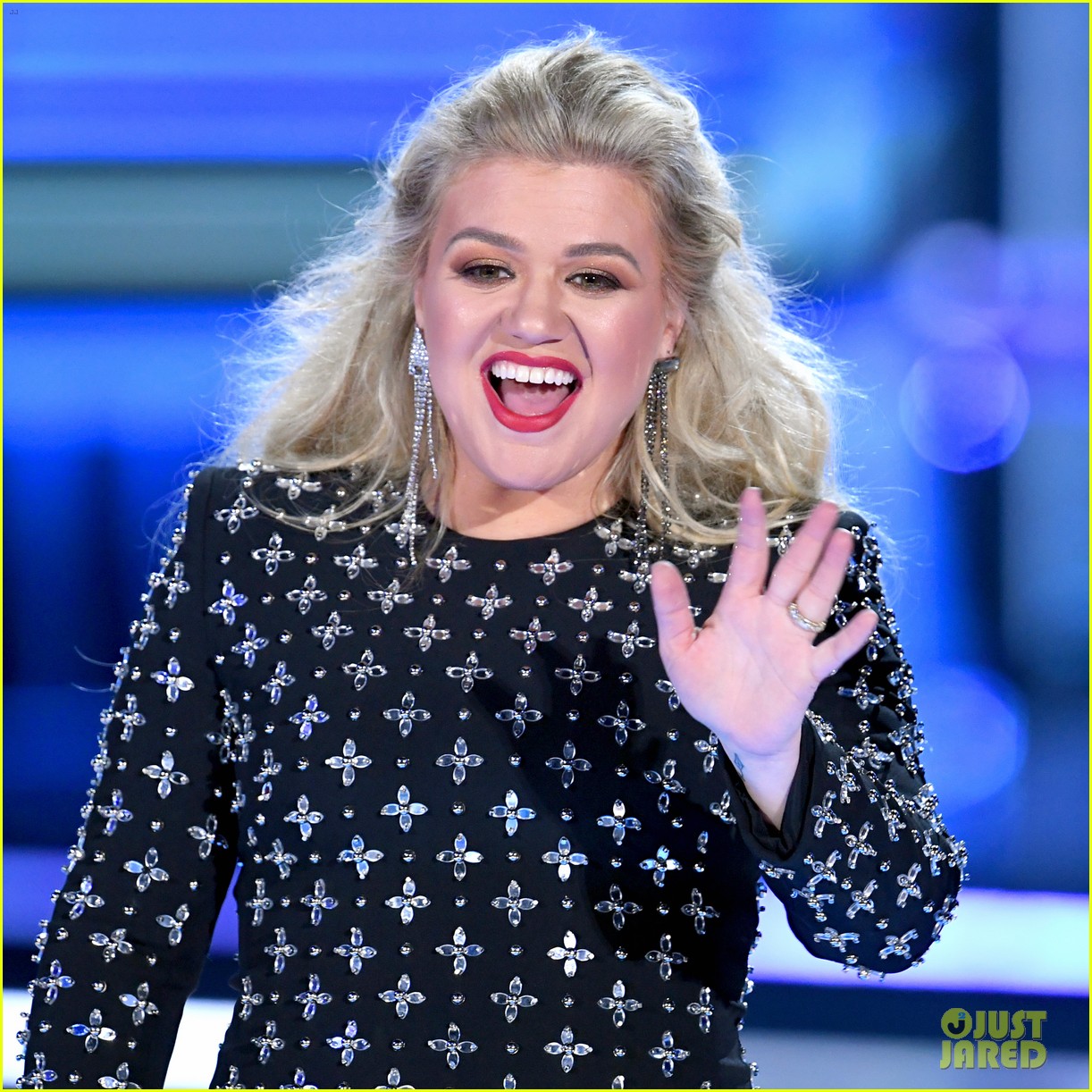 Kelly Clarkson Broke Down in Tears After Hosting BBMAs Because of