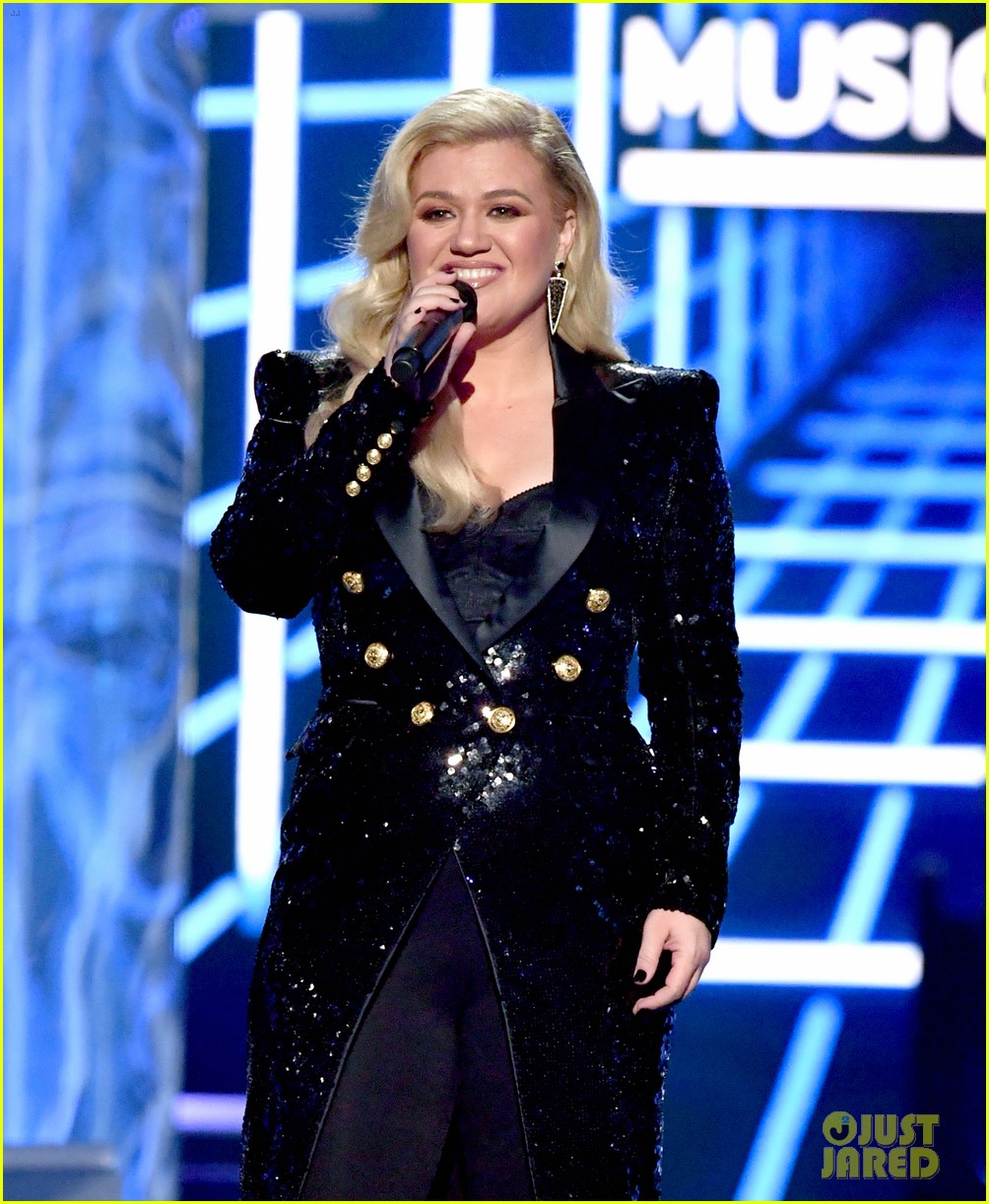 Kelly Clarkson Broke Down in Tears After Hosting BBMAs Because of