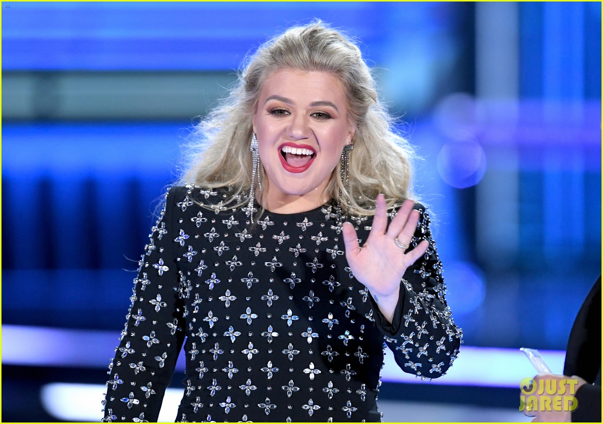 kelly clarkson surgery after billboard music awards 27
