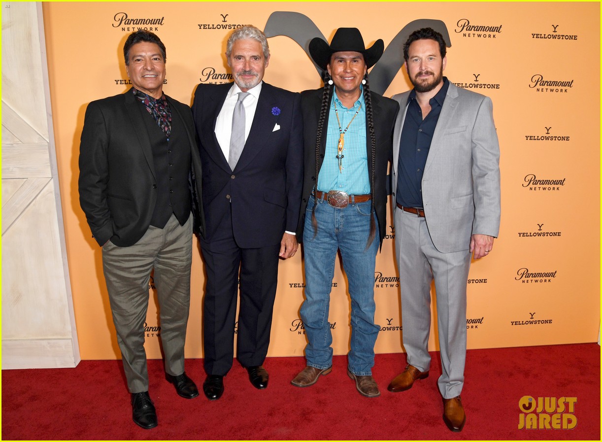 kevin costner yellowstone cast celebrate season 2 premiere watch trailer 044301397