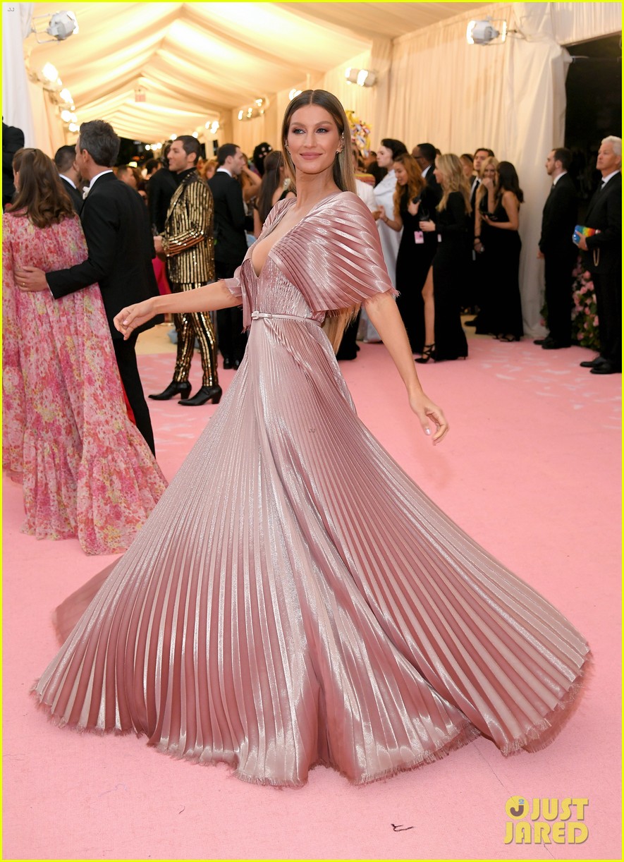 Gisele Bundchen & Tom Brady Share Sweet Kiss on Met Gala 2019 Red