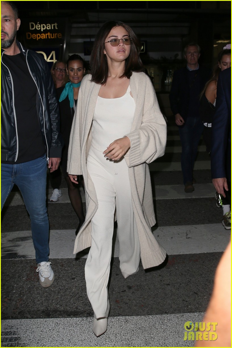 selena gomez arrives at airport for cannes 084290312