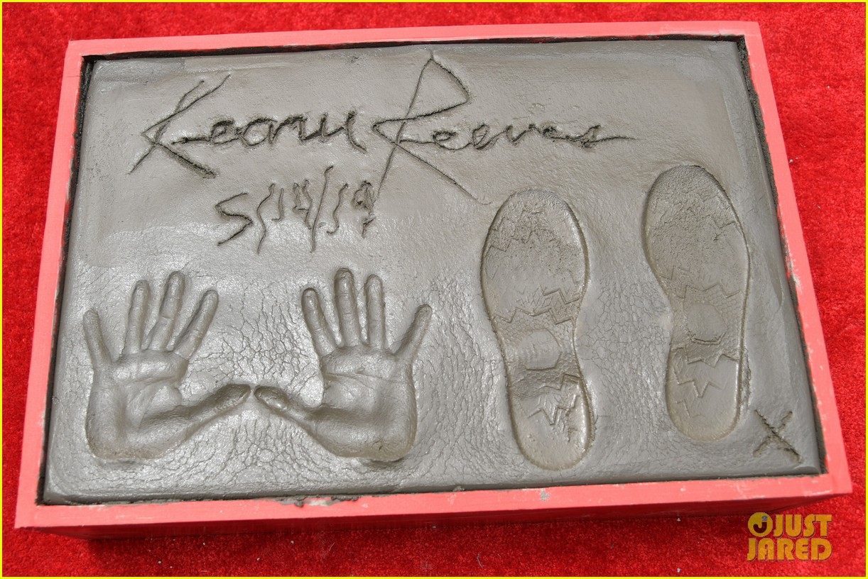 keanu reeves halle berry hand footprint ceremony 264291370