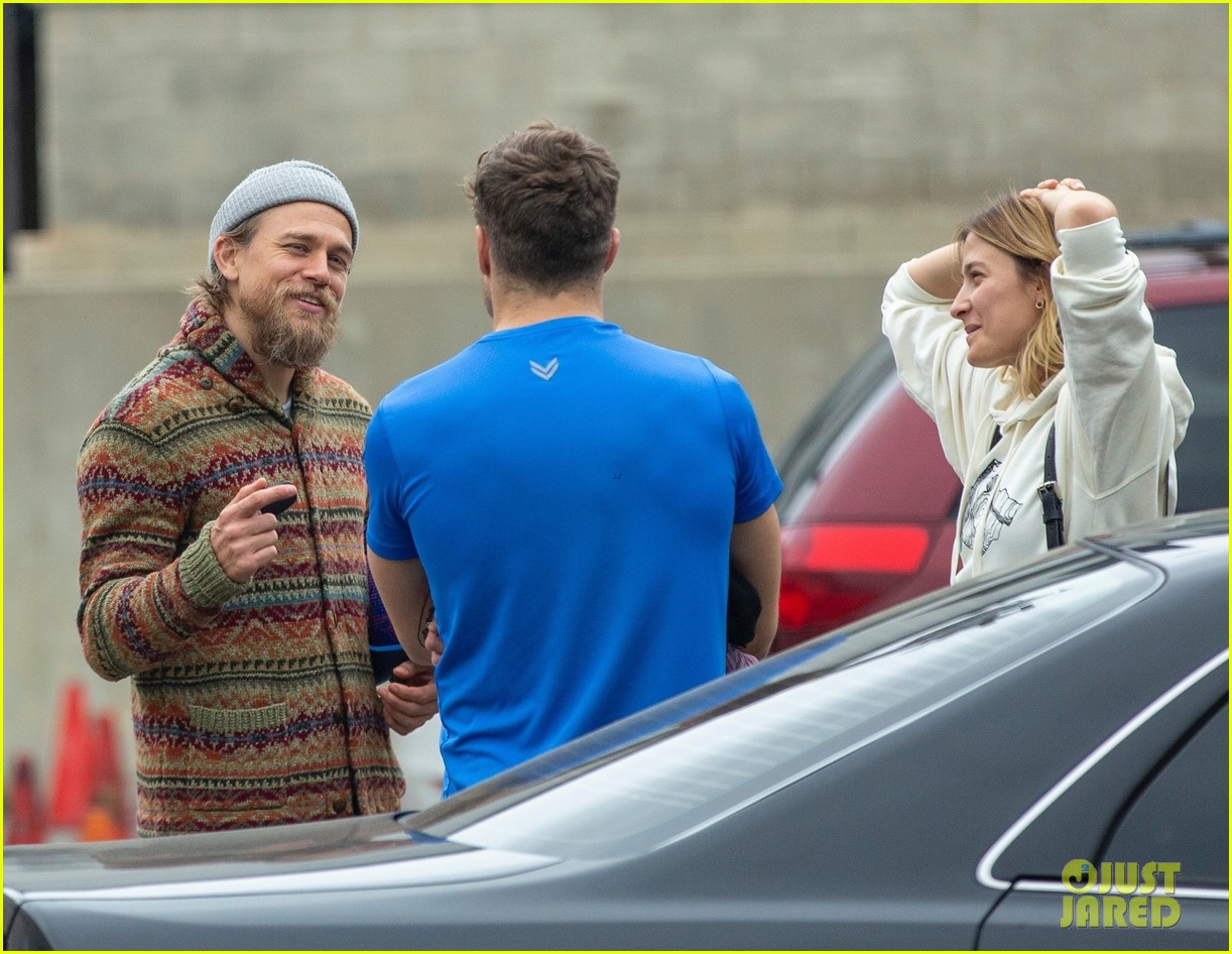 charlie hunnam yoga class with friends 16