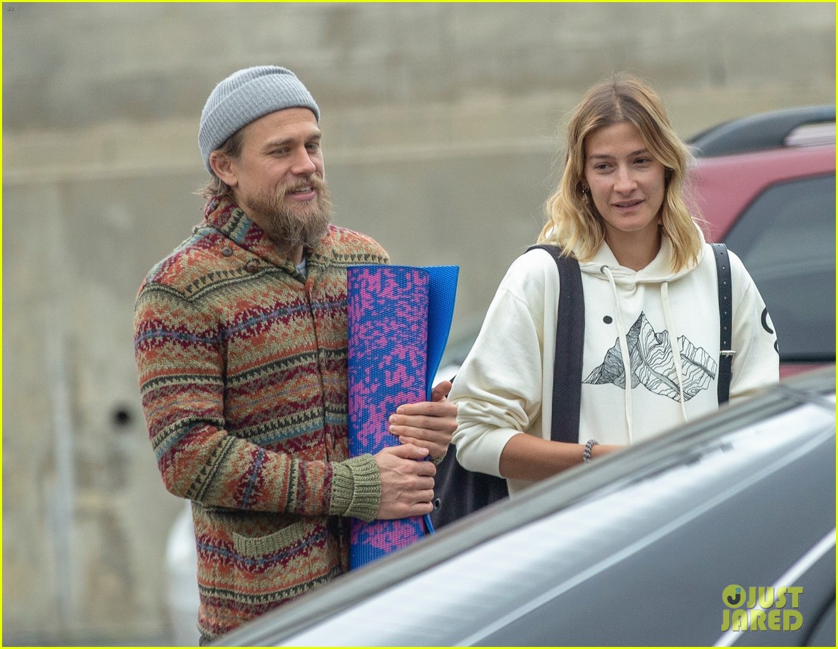 charlie hunnam yoga class with friends 244291292