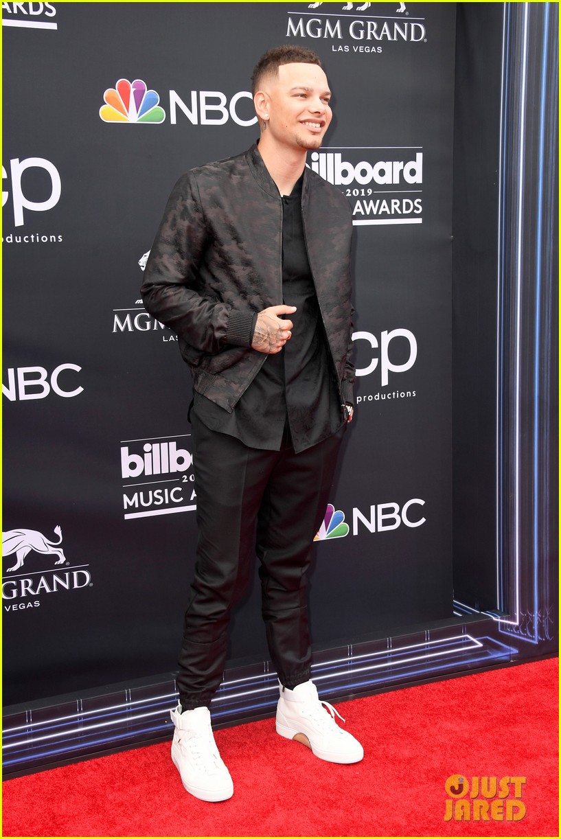 Kane Brown Attends the Billboard Music Awards 2019 with Pregnant Wife(01)