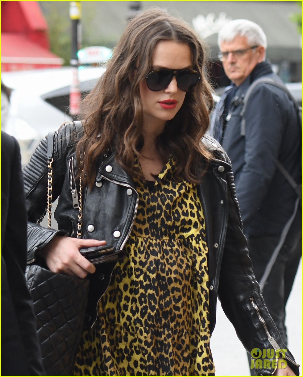 pregnant keira knightley takes train to london from paris 024282771