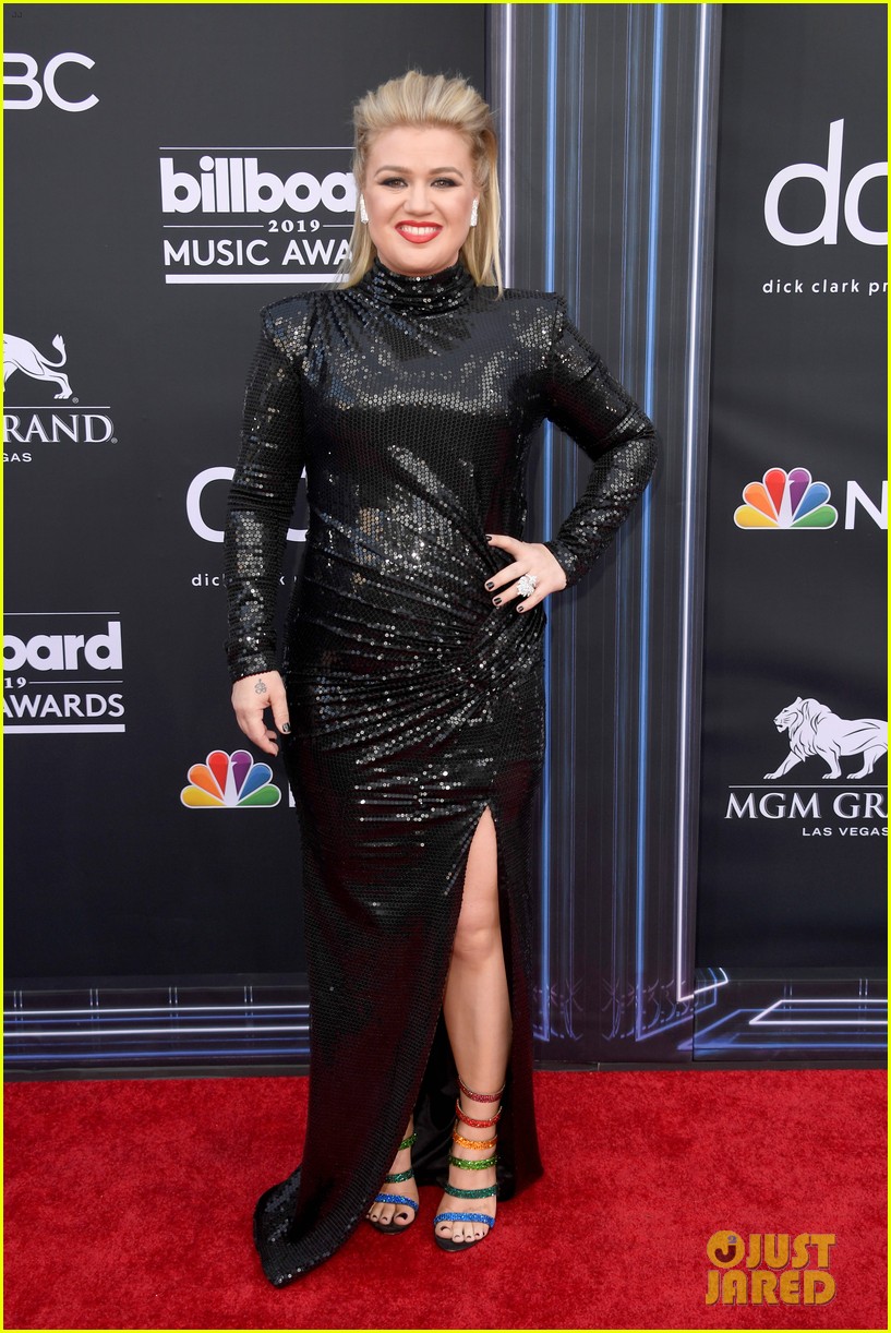 Host Kelly Clarkson Is Red Carpet Chic at Billboard Music Awards 2019
