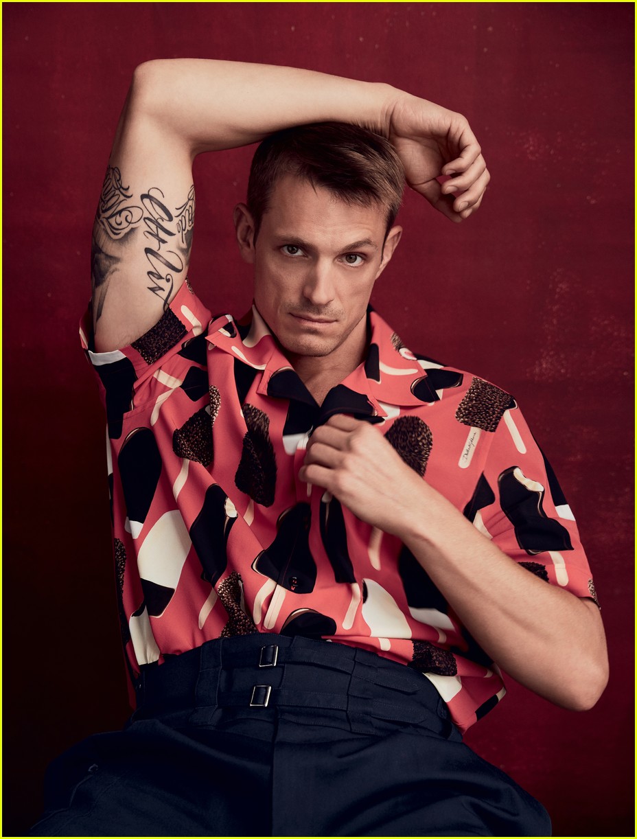 Joel Kinnaman Views Himself as a Centrist on the Political Spectrum