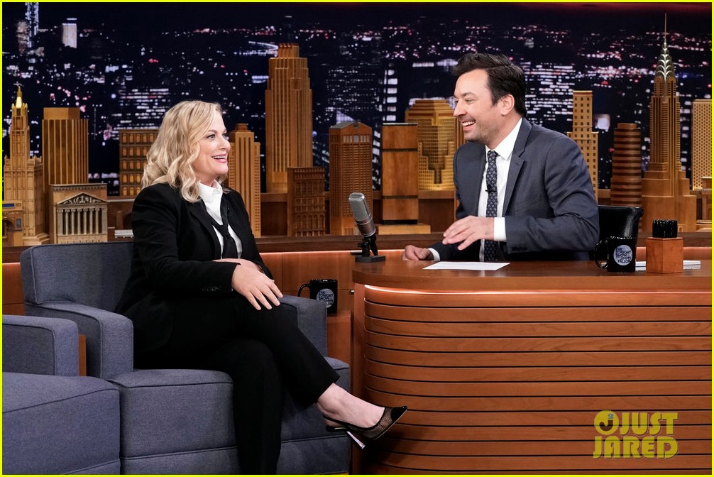 amy poehler jimmy fallon play hilarious round of shouting charades 04