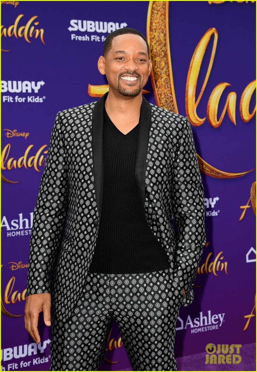 will smith is joined by his family at aladdin premiere 014296331