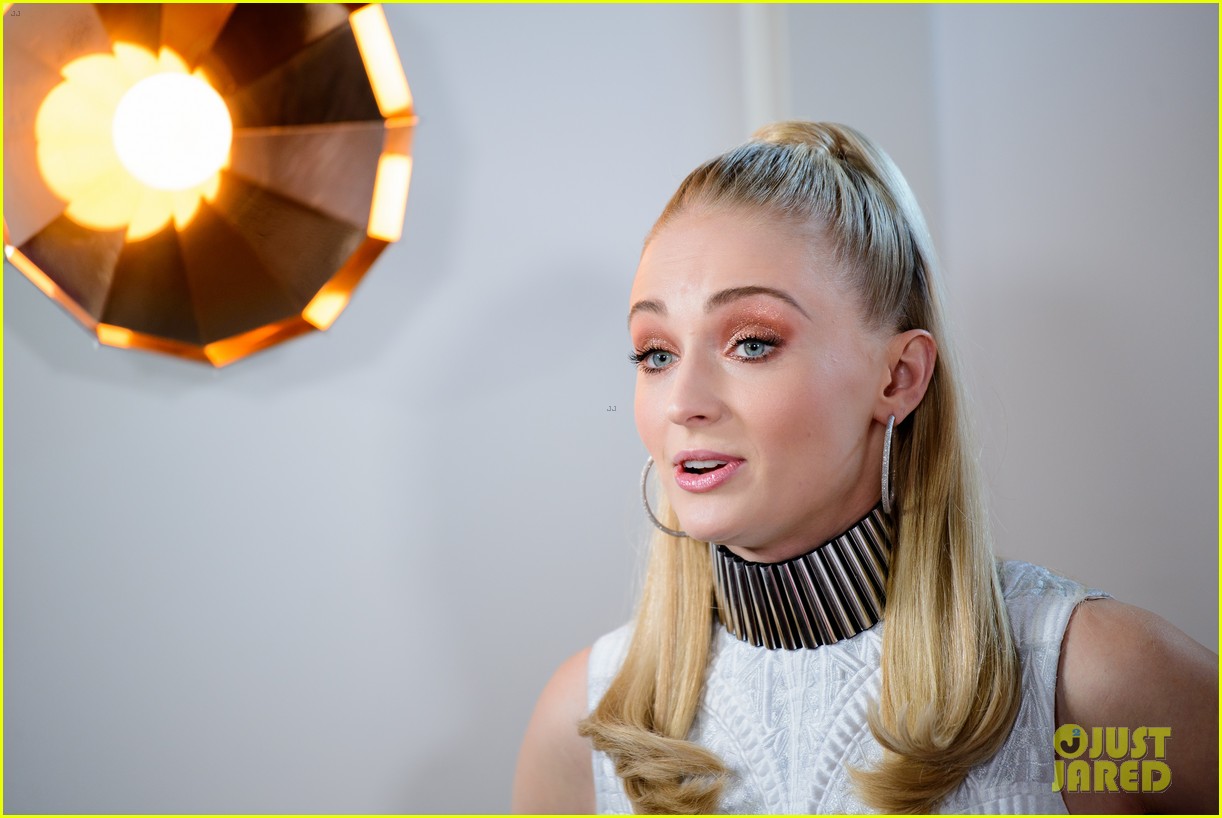 sophie turner auditory thing xmen fan photocall 344296894