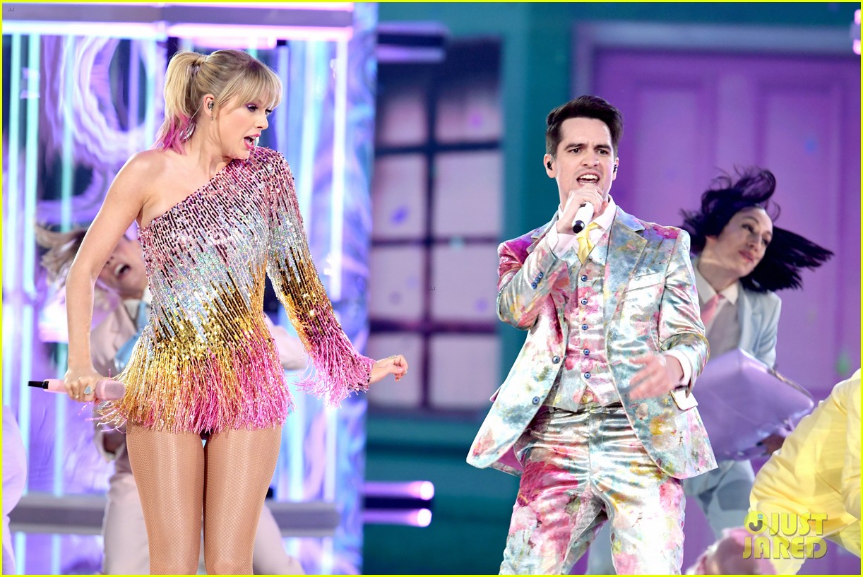 taylor swift and brendon urie perform me at billboard music awards 2019 174280780