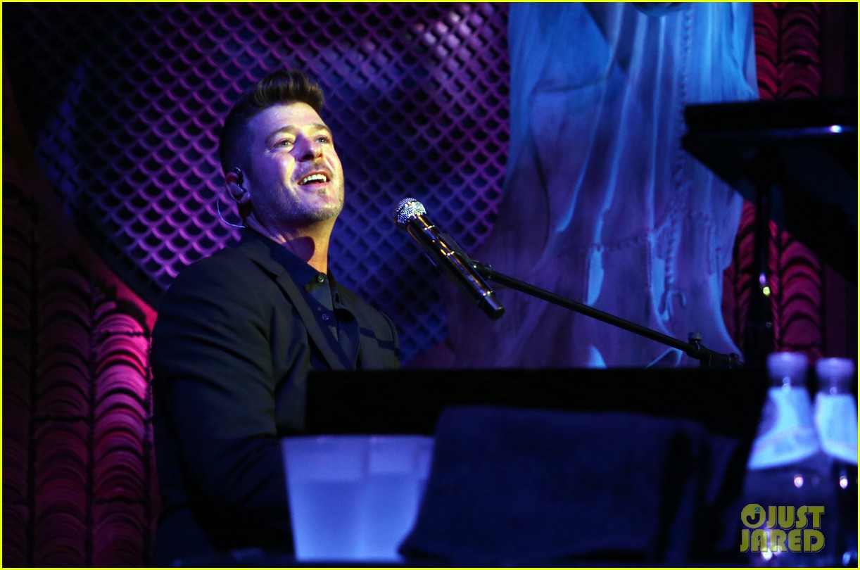 robin thicke hits the stage at rhondas kiss good fortune gala 014286739