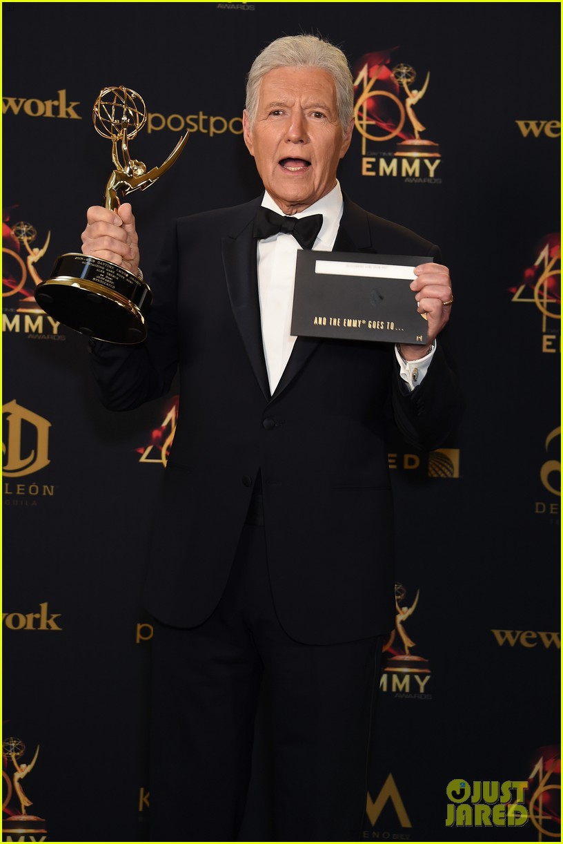 alex trebek wins outstanding game show host at daytime emmy awards 2019 044284218