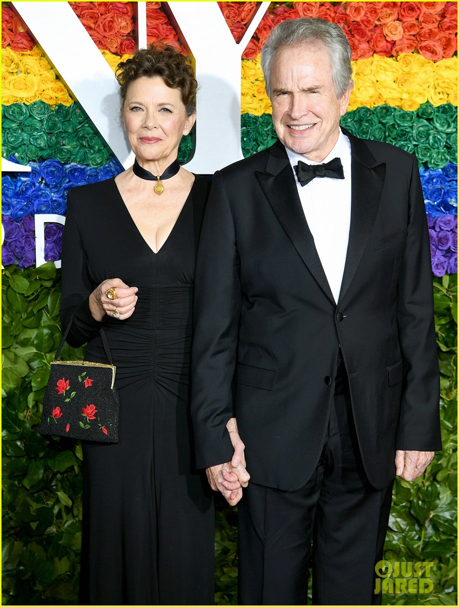 annette bening supported by warren beatty at tony awards 014306546