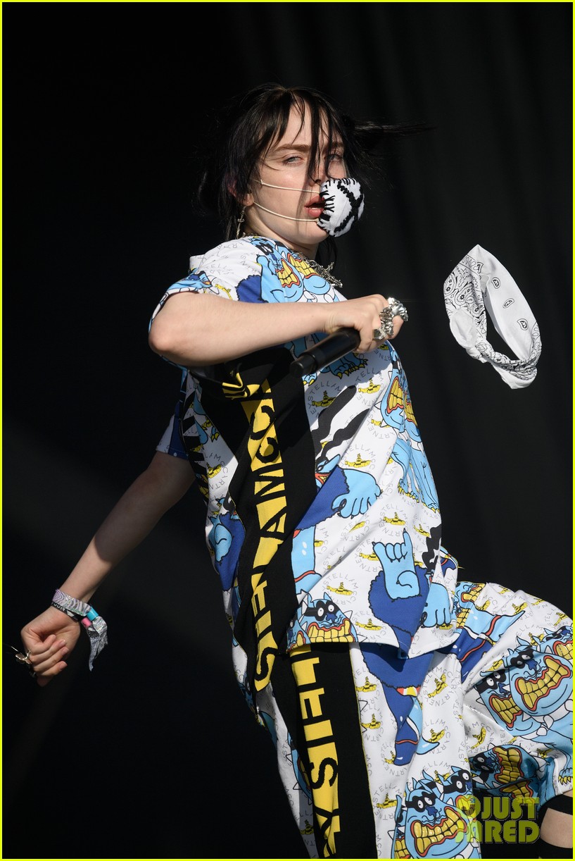 billie eilish performs at glastonbury festival for first time 034316804