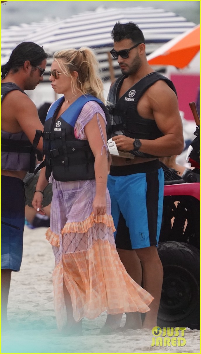 Britney Spears Goes Jetskiing With Boyfriend Sam Asghari in Miami(01)