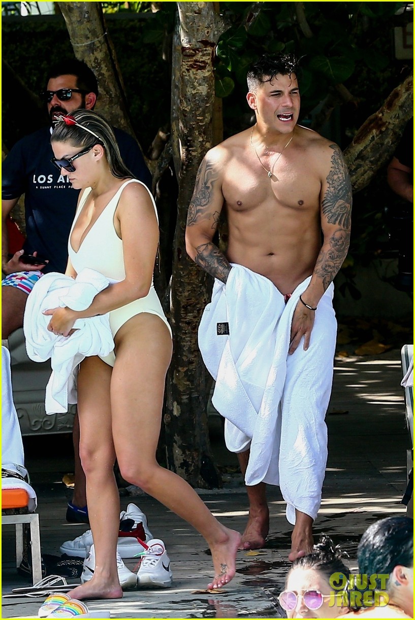 jax taylor goes shirtless joint bachelor bachelorette party fiancee brittany cartwright 01