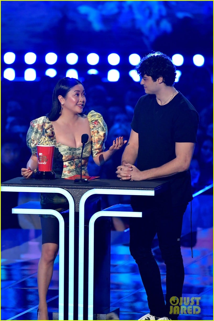 Noah Centineo Thanks Lana Condor's Lips While Winning Best Kiss at MTV