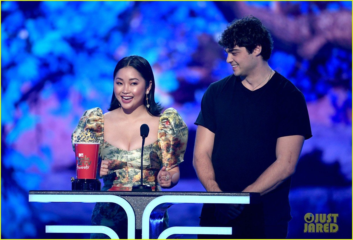 Noah Centineo Thanks Lana Condor's Lips While Winning Best Kiss at MTV
