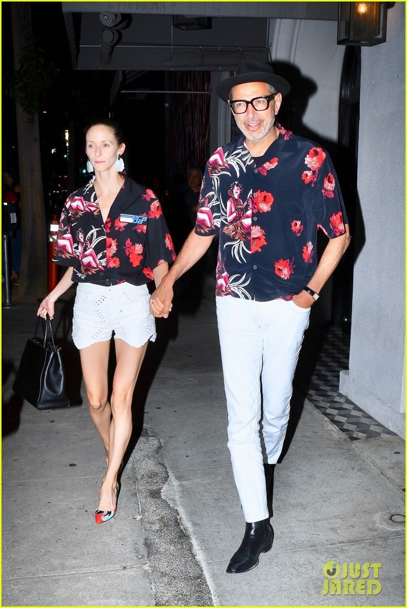 jeff goldblum wife emilie wearing matching outfits on date night 014312894