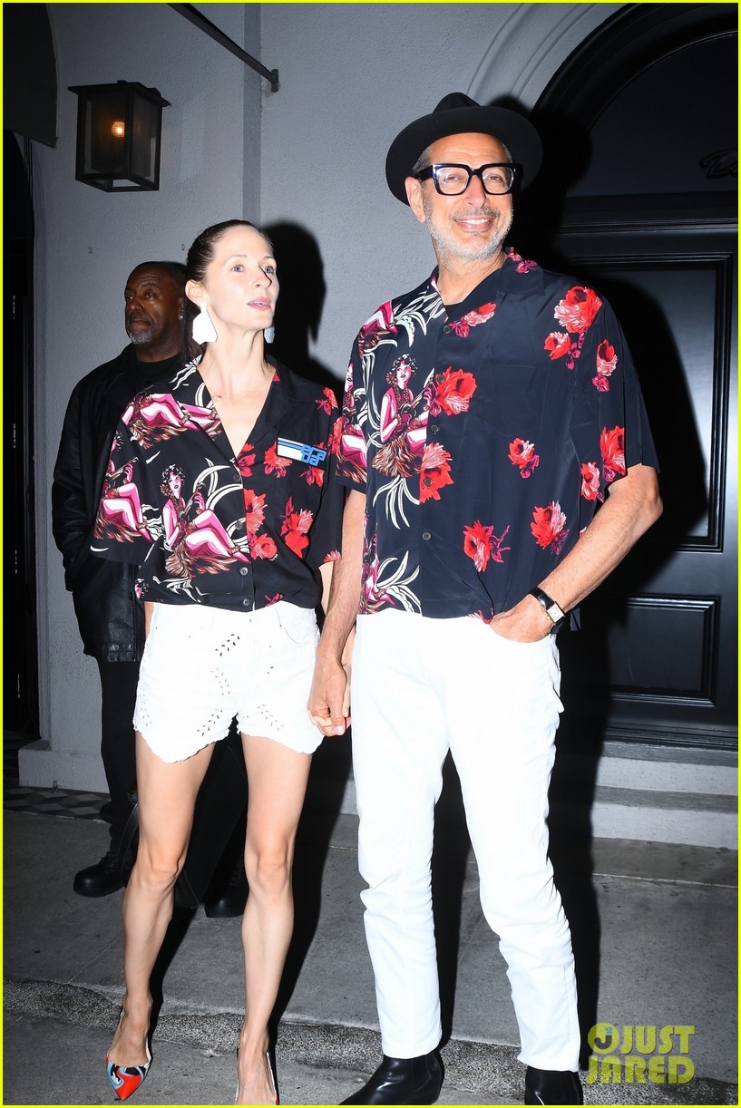 jeff goldblum wife emilie wearing matching outfits on date night 034312896