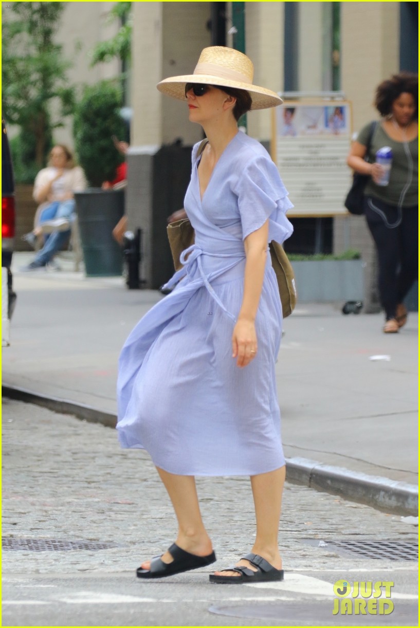 maggie gyllenhaal dons purple dress for lunch at nycs balthazar 024313841