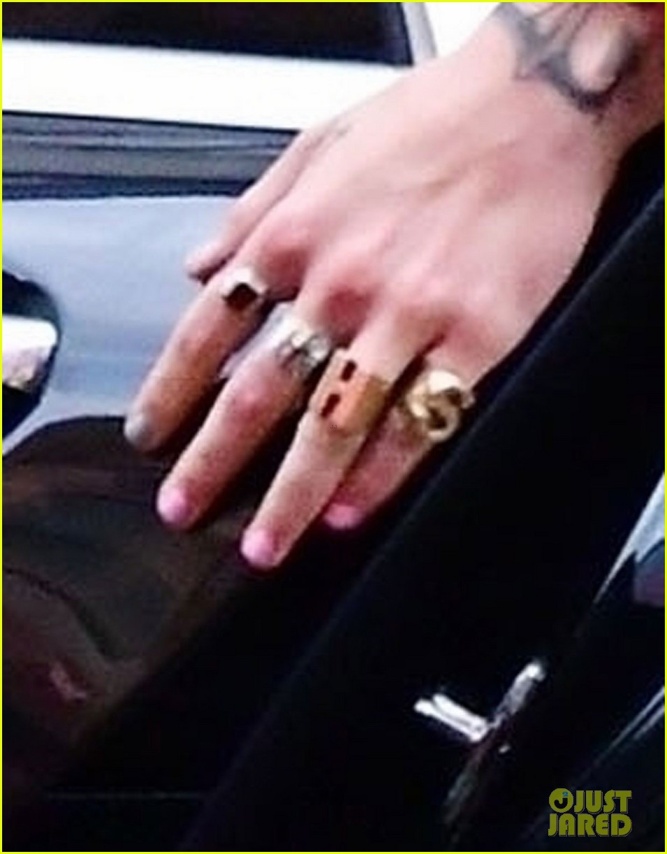 harry styles wears his initials on his rings 014306361