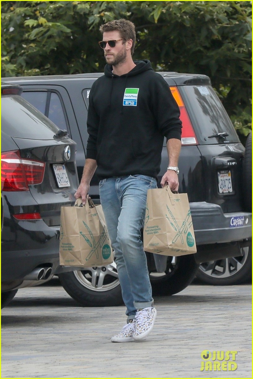 liam hemsworth rocks printed sneakers for lunch with his family 024313804