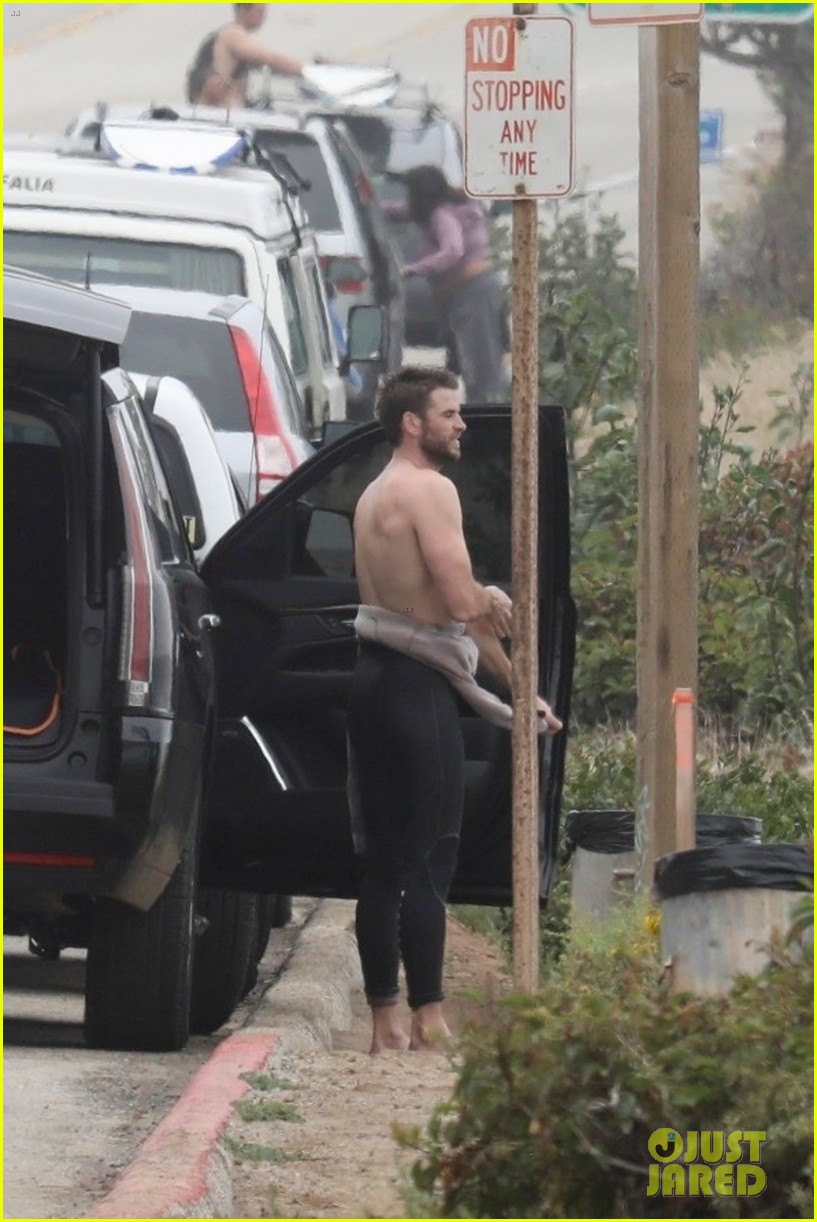 liam hemsworth strips out of his wetsuit after surfing 334305191