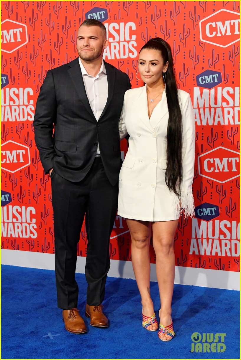 Jenni 'JWoww' Farley & New Boyfriend Zack Carpinello Make Awards Show(02)