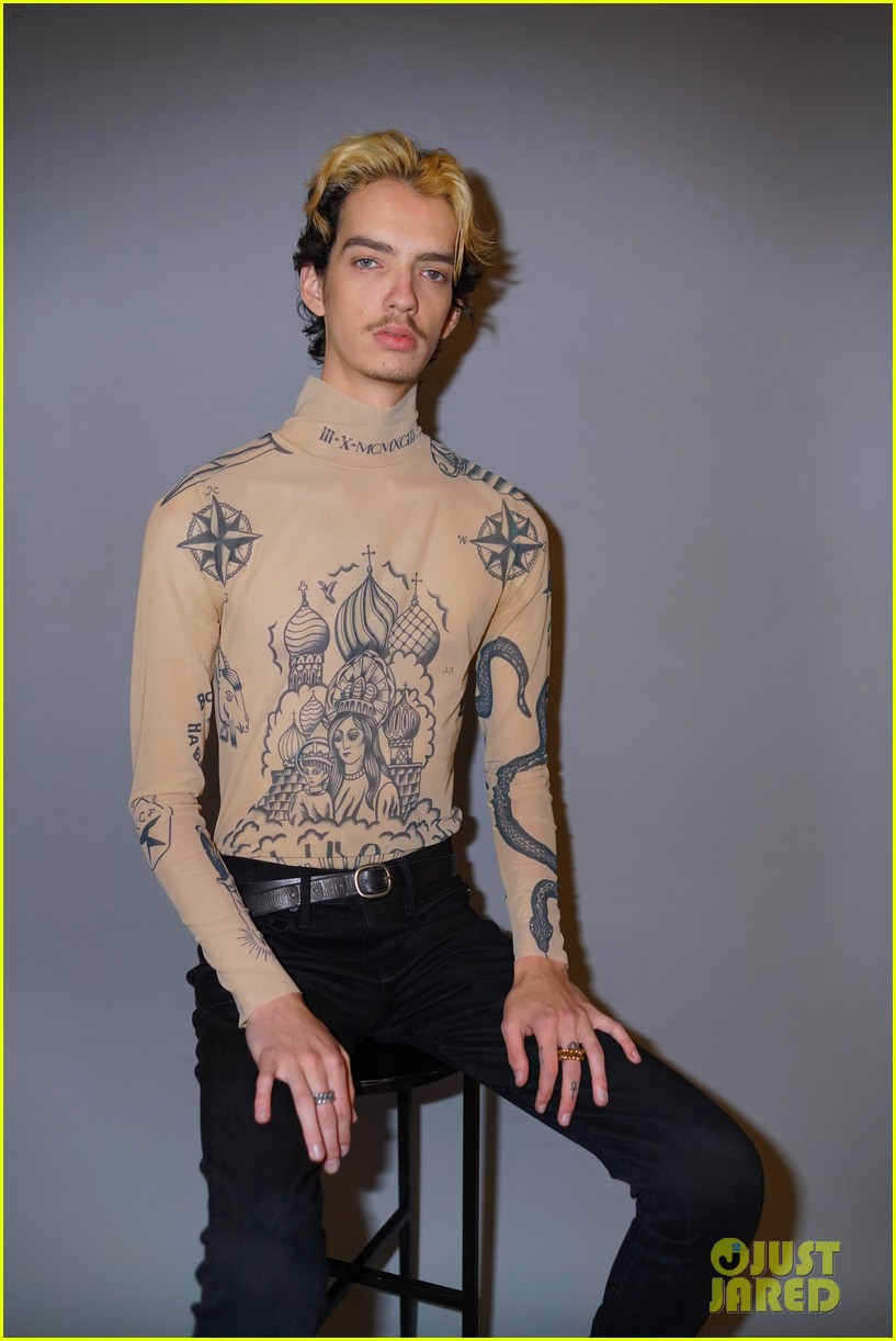 Kodi Smit-McPhee Wears Tattoo Shirt For &lsquo;Dark Phoenix&rsquo; Press Day: Photo